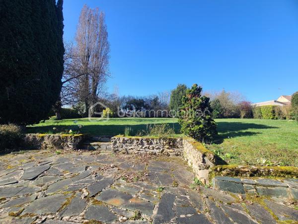***** Sur notre belle commune de BOISSY SOUS SAINT YON *****
Venez découvrir cette maison de caractère de 139 m² sur terrain clos et arboré de 1540 m²
Au cœur d’un environnement paisible, découvrez ce superbe ancien corps de ferme datant des années 1900, empreint d’authenticité et de charme, développant environ 139 m² habitables et implanté sur une parcelle de 1540 m², soigneusement aménagée et arborée.
- Dès l’entrée, la maison séduit par son magnifique séjour cathédrale avec cheminée, véritable pièce maîtresse offrant hauteur sous plafond et luminosité avec accès au jardin via une porte fenêtre...
 La distribution permet une double entrée, par le séjour ou par la cuisine dinatoire, pensée comme un véritable espace de convivialité.
- Le rez-de-chaussée se compose également :
D’une salle à manger et coin lecture
De WC indépendants
- A l’étage, l’espace nuit propose :
Trois chambres, dont une suite parentale (refaite en 2021)
Une salle de bain supplémentaire (refaite en 2021)
Des WC séparés, apportant confort et praticité
Pour l'extérieur:
- Une fois passé le portail et/ou le portillon,
Une cour d’accueil à l’avant d'environ 220m2, entièrement close de murs, garantie intimité et cachet
Une buanderie avec la chaudière fioul
Une cave voutée, idéale pour les amateurs de bons crus.
- Le jardin arboré à l’arrière, clos par grillage
- Deux garages, idéals pour stationnement avec possibilité de stockage au grenier de ses garages (env 42m2)
Un bien rare à fort potentiel
Cette propriété séduit par son authenticité, ses matériaux d’époque, ses volumes et son important potentiel de valorisation. 
* Elle s’adressera aux amateurs de biens de caractère souhaitant une demeure chargée d’histoire *
Des travaux de rénovation sont à envisager, notamment :
Menuiseries en simple vitrage
Installation électrique à remettre aux normes
***** VISITE POSSIBLE 7j/7 jusqu'à 21h30 sur RDV *****
Je réponds aux appels, sms et mails jusque tard le soir