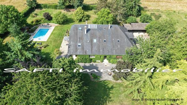 Propriété d’exception à 1 heure de PARIS : 335m2 habitables, 6/7 chambres, piscine, dépendances, parc de 5700m2 + projet d’aménagement sur encore 300m2.