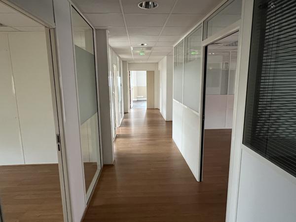 Bureaux à louer ou à vendre à Orvault dans zone dynamique avec accès PMR