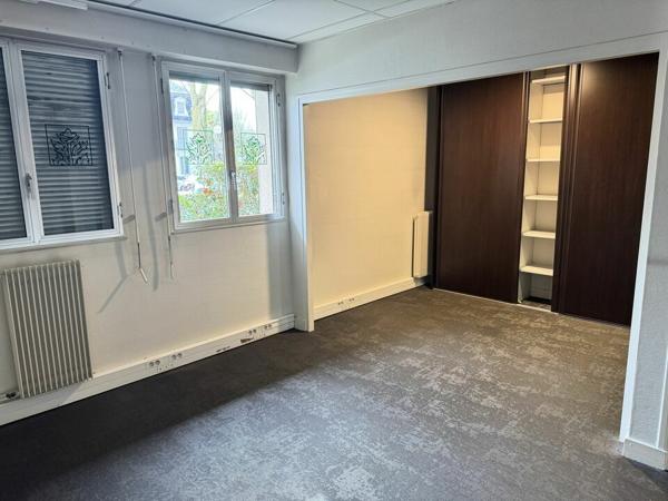 TOURS CENTRE BUREAUX A LOUER 50 M² AVEC GARAGE ET CAVE RDC