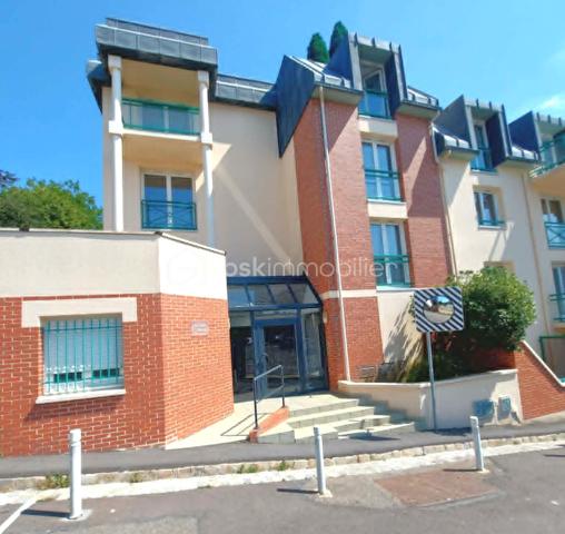 EXCLUSIVITÉ – ROUEN SAINT-GERVAIS | Studio d'exception dans un secteur très recherché !

Bien rare à la vente ! Situé dans le très prisé Quartier SAINT-GERVAIS, l'un des secteurs les plus recherchés et les plus cotés de Rouen, ce studio de 19,77 m² représente une opportunité idéale pour un investissement locatif, notamment étudiant.
Au 3ᵉ et dernier étage avec ASCENSSEUR, il offre une agréable pièce de vie entièrement aménagée avec son espace cuisine fonctionnel, ainsi qu'une VUE PANORAMIQUE qui apporte luminosité et confort au quotidien.
La résidence, sécurisée et parfaitement entretenue, bénéficie de prestations particulièrement appréciées : gardien, laverie, local à vélos, local poubelle et PLACE DE PARKING PRIVATIVE EN SOUS-SOL, des atouts rares qui séduisent aussi bien les occupants que les investisseurs.
Autre point fort : aucun travaux à prévoir. Le studio est vendu entièrement aménagé, prêt à être occupé ou loué immédiatement.
Enfin, sa bonne classification énergétique constitue un véritable avantage, garantissant un investissement pérenne et conforme aux attentes actuelles du marché.

Les + :

Quartier Saint-Gervais, l'un des plus recherchés de Rouen.
Résidence sécurisée avec gardien.
3ᵉ et dernier étage avec ascenseur.
Vue panoramique.
Studio entièrement aménagé.
Double vitrage PVC
Bonne performance énergétique.
Laverie et local vélos dans la résidence.
Place de parking privative en sous-sol.
Aucun travaux à prévoir.
Arrêt de bus à proximité (15)
Idéal pour un investissement locatif étudiant ou un premier achat.

Une opportunité rare sur le secteur à découvrir sans tarder ! Une visite s'impose !