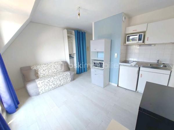 EXCLUSIVITÉ – ROUEN SAINT-GERVAIS | Studio d'exception dans un secteur très recherché !

Bien rare à la vente ! Situé dans le très prisé Quartier SAINT-GERVAIS, l'un des secteurs les plus recherchés et les plus cotés de Rouen, ce studio de 19,77 m² représente une opportunité idéale pour un investissement locatif, notamment étudiant.
Au 3ᵉ et dernier étage avec ASCENSSEUR, il offre une agréable pièce de vie entièrement aménagée avec son espace cuisine fonctionnel, ainsi qu'une VUE PANORAMIQUE qui apporte luminosité et confort au quotidien.
La résidence, sécurisée et parfaitement entretenue, bénéficie de prestations particulièrement appréciées : gardien, laverie, local à vélos, local poubelle et PLACE DE PARKING PRIVATIVE EN SOUS-SOL, des atouts rares qui séduisent aussi bien les occupants que les investisseurs.
Autre point fort : aucun travaux à prévoir. Le studio est vendu entièrement aménagé, prêt à être occupé ou loué immédiatement.
Enfin, sa bonne classification énergétique constitue un véritable avantage, garantissant un investissement pérenne et conforme aux attentes actuelles du marché.

Les + :

Quartier Saint-Gervais, l'un des plus recherchés de Rouen.
Résidence sécurisée avec gardien.
3ᵉ et dernier étage avec ascenseur.
Vue panoramique.
Studio entièrement aménagé.
Double vitrage PVC
Bonne performance énergétique.
Laverie et local vélos dans la résidence.
Place de parking privative en sous-sol.
Aucun travaux à prévoir.
Arrêt de bus à proximité (15)
Idéal pour un investissement locatif étudiant ou un premier achat.

Une opportunité rare sur le secteur à découvrir sans tarder ! Une visite s'impose !