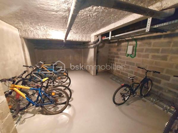 EXCLUSIVITÉ – ROUEN SAINT-GERVAIS | Studio d'exception dans un secteur très recherché !

Bien rare à la vente ! Situé dans le très prisé Quartier SAINT-GERVAIS, l'un des secteurs les plus recherchés et les plus cotés de Rouen, ce studio de 19,77 m² représente une opportunité idéale pour un investissement locatif, notamment étudiant.
Au 3ᵉ et dernier étage avec ASCENSSEUR, il offre une agréable pièce de vie entièrement aménagée avec son espace cuisine fonctionnel, ainsi qu'une VUE PANORAMIQUE qui apporte luminosité et confort au quotidien.
La résidence, sécurisée et parfaitement entretenue, bénéficie de prestations particulièrement appréciées : gardien, laverie, local à vélos, local poubelle et PLACE DE PARKING PRIVATIVE EN SOUS-SOL, des atouts rares qui séduisent aussi bien les occupants que les investisseurs.
Autre point fort : aucun travaux à prévoir. Le studio est vendu entièrement aménagé, prêt à être occupé ou loué immédiatement.
Enfin, sa bonne classification énergétique constitue un véritable avantage, garantissant un investissement pérenne et conforme aux attentes actuelles du marché.

Les + :

Quartier Saint-Gervais, l'un des plus recherchés de Rouen.
Résidence sécurisée avec gardien.
3ᵉ et dernier étage avec ascenseur.
Vue panoramique.
Studio entièrement aménagé.
Double vitrage PVC
Bonne performance énergétique.
Laverie et local vélos dans la résidence.
Place de parking privative en sous-sol.
Aucun travaux à prévoir.
Arrêt de bus à proximité (15)
Idéal pour un investissement locatif étudiant ou un premier achat.

Une opportunité rare sur le secteur à découvrir sans tarder ! Une visite s'impose !