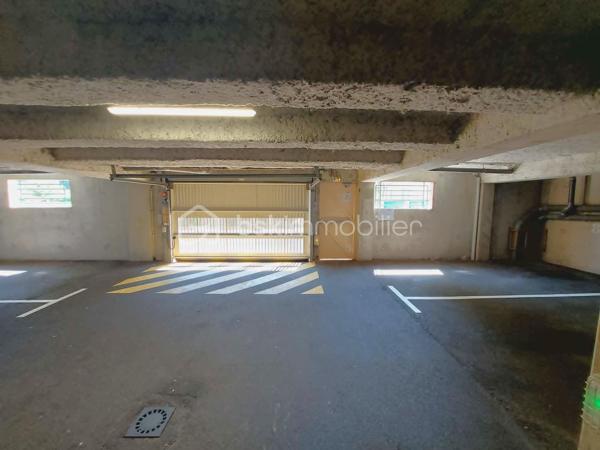 EXCLUSIVITÉ – ROUEN SAINT-GERVAIS | Studio d'exception dans un secteur très recherché !

Bien rare à la vente ! Situé dans le très prisé Quartier SAINT-GERVAIS, l'un des secteurs les plus recherchés et les plus cotés de Rouen, ce studio de 19,77 m² représente une opportunité idéale pour un investissement locatif, notamment étudiant.
Au 3ᵉ et dernier étage avec ASCENSSEUR, il offre une agréable pièce de vie entièrement aménagée avec son espace cuisine fonctionnel, ainsi qu'une VUE PANORAMIQUE qui apporte luminosité et confort au quotidien.
La résidence, sécurisée et parfaitement entretenue, bénéficie de prestations particulièrement appréciées : gardien, laverie, local à vélos, local poubelle et PLACE DE PARKING PRIVATIVE EN SOUS-SOL, des atouts rares qui séduisent aussi bien les occupants que les investisseurs.
Autre point fort : aucun travaux à prévoir. Le studio est vendu entièrement aménagé, prêt à être occupé ou loué immédiatement.
Enfin, sa bonne classification énergétique constitue un véritable avantage, garantissant un investissement pérenne et conforme aux attentes actuelles du marché.

Les + :

Quartier Saint-Gervais, l'un des plus recherchés de Rouen.
Résidence sécurisée avec gardien.
3ᵉ et dernier étage avec ascenseur.
Vue panoramique.
Studio entièrement aménagé.
Double vitrage PVC
Bonne performance énergétique.
Laverie et local vélos dans la résidence.
Place de parking privative en sous-sol.
Aucun travaux à prévoir.
Arrêt de bus à proximité (15)
Idéal pour un investissement locatif étudiant ou un premier achat.

Une opportunité rare sur le secteur à découvrir sans tarder ! Une visite s'impose !