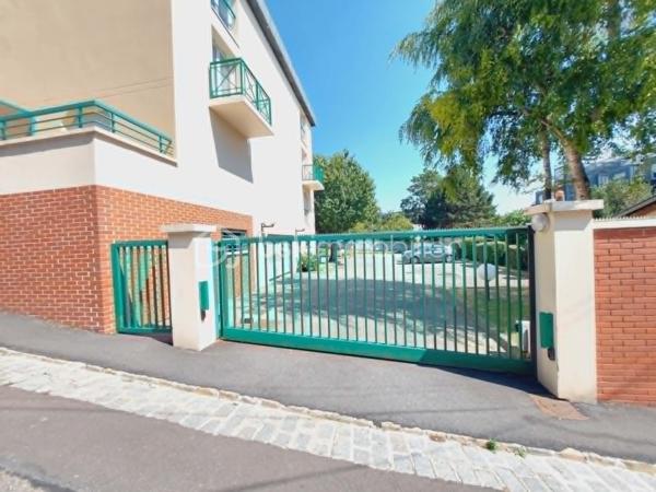 EXCLUSIVITÉ – ROUEN SAINT-GERVAIS | Studio d'exception dans un secteur très recherché !

Bien rare à la vente ! Situé dans le très prisé Quartier SAINT-GERVAIS, l'un des secteurs les plus recherchés et les plus cotés de Rouen, ce studio de 19,77 m² représente une opportunité idéale pour un investissement locatif, notamment étudiant.
Au 3ᵉ et dernier étage avec ASCENSSEUR, il offre une agréable pièce de vie entièrement aménagée avec son espace cuisine fonctionnel, ainsi qu'une VUE PANORAMIQUE qui apporte luminosité et confort au quotidien.
La résidence, sécurisée et parfaitement entretenue, bénéficie de prestations particulièrement appréciées : gardien, laverie, local à vélos, local poubelle et PLACE DE PARKING PRIVATIVE EN SOUS-SOL, des atouts rares qui séduisent aussi bien les occupants que les investisseurs.
Autre point fort : aucun travaux à prévoir. Le studio est vendu entièrement aménagé, prêt à être occupé ou loué immédiatement.
Enfin, sa bonne classification énergétique constitue un véritable avantage, garantissant un investissement pérenne et conforme aux attentes actuelles du marché.

Les + :

Quartier Saint-Gervais, l'un des plus recherchés de Rouen.
Résidence sécurisée avec gardien.
3ᵉ et dernier étage avec ascenseur.
Vue panoramique.
Studio entièrement aménagé.
Double vitrage PVC
Bonne performance énergétique.
Laverie et local vélos dans la résidence.
Place de parking privative en sous-sol.
Aucun travaux à prévoir.
Arrêt de bus à proximité (15)
Idéal pour un investissement locatif étudiant ou un premier achat.

Une opportunité rare sur le secteur à découvrir sans tarder ! Une visite s'impose !