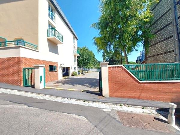 EXCLUSIVITÉ – ROUEN SAINT-GERVAIS | Studio d'exception dans un secteur très recherché !

Bien rare à la vente ! Situé dans le très prisé Quartier SAINT-GERVAIS, l'un des secteurs les plus recherchés et les plus cotés de Rouen, ce studio de 19,77 m² représente une opportunité idéale pour un investissement locatif, notamment étudiant.
Au 3ᵉ et dernier étage avec ASCENSSEUR, il offre une agréable pièce de vie entièrement aménagée avec son espace cuisine fonctionnel, ainsi qu'une VUE PANORAMIQUE qui apporte luminosité et confort au quotidien.
La résidence, sécurisée et parfaitement entretenue, bénéficie de prestations particulièrement appréciées : gardien, laverie, local à vélos, local poubelle et PLACE DE PARKING PRIVATIVE EN SOUS-SOL, des atouts rares qui séduisent aussi bien les occupants que les investisseurs.
Autre point fort : aucun travaux à prévoir. Le studio est vendu entièrement aménagé, prêt à être occupé ou loué immédiatement.
Enfin, sa bonne classification énergétique constitue un véritable avantage, garantissant un investissement pérenne et conforme aux attentes actuelles du marché.

Les + :

Quartier Saint-Gervais, l'un des plus recherchés de Rouen.
Résidence sécurisée avec gardien.
3ᵉ et dernier étage avec ascenseur.
Vue panoramique.
Studio entièrement aménagé.
Double vitrage PVC
Bonne performance énergétique.
Laverie et local vélos dans la résidence.
Place de parking privative en sous-sol.
Aucun travaux à prévoir.
Arrêt de bus à proximité (15)
Idéal pour un investissement locatif étudiant ou un premier achat.

Une opportunité rare sur le secteur à découvrir sans tarder ! Une visite s'impose !