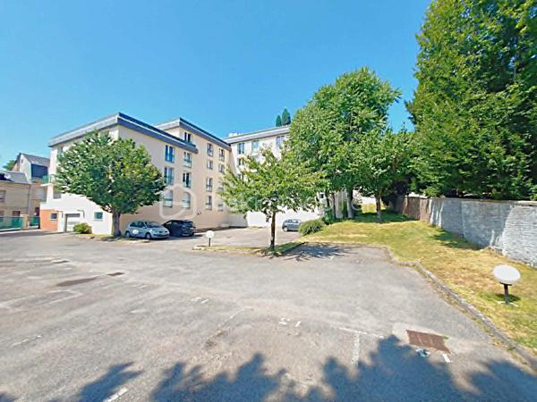 EXCLUSIVITÉ – ROUEN SAINT-GERVAIS | Studio d'exception dans un secteur très recherché !

Bien rare à la vente ! Situé dans le très prisé Quartier SAINT-GERVAIS, l'un des secteurs les plus recherchés et les plus cotés de Rouen, ce studio de 19,77 m² représente une opportunité idéale pour un investissement locatif, notamment étudiant.
Au 3ᵉ et dernier étage avec ASCENSSEUR, il offre une agréable pièce de vie entièrement aménagée avec son espace cuisine fonctionnel, ainsi qu'une VUE PANORAMIQUE qui apporte luminosité et confort au quotidien.
La résidence, sécurisée et parfaitement entretenue, bénéficie de prestations particulièrement appréciées : gardien, laverie, local à vélos, local poubelle et PLACE DE PARKING PRIVATIVE EN SOUS-SOL, des atouts rares qui séduisent aussi bien les occupants que les investisseurs.
Autre point fort : aucun travaux à prévoir. Le studio est vendu entièrement aménagé, prêt à être occupé ou loué immédiatement.
Enfin, sa bonne classification énergétique constitue un véritable avantage, garantissant un investissement pérenne et conforme aux attentes actuelles du marché.

Les + :

Quartier Saint-Gervais, l'un des plus recherchés de Rouen.
Résidence sécurisée avec gardien.
3ᵉ et dernier étage avec ascenseur.
Vue panoramique.
Studio entièrement aménagé.
Double vitrage PVC
Bonne performance énergétique.
Laverie et local vélos dans la résidence.
Place de parking privative en sous-sol.
Aucun travaux à prévoir.
Arrêt de bus à proximité (15)
Idéal pour un investissement locatif étudiant ou un premier achat.

Une opportunité rare sur le secteur à découvrir sans tarder ! Une visite s'impose !