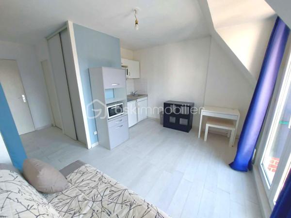 EXCLUSIVITÉ – ROUEN SAINT-GERVAIS | Studio d'exception dans un secteur très recherché !

Bien rare à la vente ! Situé dans le très prisé Quartier SAINT-GERVAIS, l'un des secteurs les plus recherchés et les plus cotés de Rouen, ce studio de 19,77 m² représente une opportunité idéale pour un investissement locatif, notamment étudiant.
Au 3ᵉ et dernier étage avec ASCENSSEUR, il offre une agréable pièce de vie entièrement aménagée avec son espace cuisine fonctionnel, ainsi qu'une VUE PANORAMIQUE qui apporte luminosité et confort au quotidien.
La résidence, sécurisée et parfaitement entretenue, bénéficie de prestations particulièrement appréciées : gardien, laverie, local à vélos, local poubelle et PLACE DE PARKING PRIVATIVE EN SOUS-SOL, des atouts rares qui séduisent aussi bien les occupants que les investisseurs.
Autre point fort : aucun travaux à prévoir. Le studio est vendu entièrement aménagé, prêt à être occupé ou loué immédiatement.
Enfin, sa bonne classification énergétique constitue un véritable avantage, garantissant un investissement pérenne et conforme aux attentes actuelles du marché.

Les + :

Quartier Saint-Gervais, l'un des plus recherchés de Rouen.
Résidence sécurisée avec gardien.
3ᵉ et dernier étage avec ascenseur.
Vue panoramique.
Studio entièrement aménagé.
Double vitrage PVC
Bonne performance énergétique.
Laverie et local vélos dans la résidence.
Place de parking privative en sous-sol.
Aucun travaux à prévoir.
Arrêt de bus à proximité (15)
Idéal pour un investissement locatif étudiant ou un premier achat.

Une opportunité rare sur le secteur à découvrir sans tarder ! Une visite s'impose !