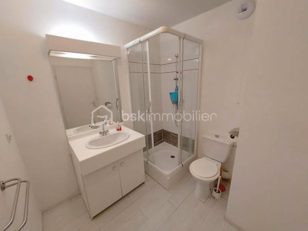 EXCLUSIVITÉ – ROUEN SAINT-GERVAIS | Studio d'exception dans un secteur très recherché !

Bien rare à la vente ! Situé dans le très prisé Quartier SAINT-GERVAIS, l'un des secteurs les plus recherchés et les plus cotés de Rouen, ce studio de 19,77 m² représente une opportunité idéale pour un investissement locatif, notamment étudiant.
Au 3ᵉ et dernier étage avec ASCENSSEUR, il offre une agréable pièce de vie entièrement aménagée avec son espace cuisine fonctionnel, ainsi qu'une VUE PANORAMIQUE qui apporte luminosité et confort au quotidien.
La résidence, sécurisée et parfaitement entretenue, bénéficie de prestations particulièrement appréciées : gardien, laverie, local à vélos, local poubelle et PLACE DE PARKING PRIVATIVE EN SOUS-SOL, des atouts rares qui séduisent aussi bien les occupants que les investisseurs.
Autre point fort : aucun travaux à prévoir. Le studio est vendu entièrement aménagé, prêt à être occupé ou loué immédiatement.
Enfin, sa bonne classification énergétique constitue un véritable avantage, garantissant un investissement pérenne et conforme aux attentes actuelles du marché.

Les + :

Quartier Saint-Gervais, l'un des plus recherchés de Rouen.
Résidence sécurisée avec gardien.
3ᵉ et dernier étage avec ascenseur.
Vue panoramique.
Studio entièrement aménagé.
Double vitrage PVC
Bonne performance énergétique.
Laverie et local vélos dans la résidence.
Place de parking privative en sous-sol.
Aucun travaux à prévoir.
Arrêt de bus à proximité (15)
Idéal pour un investissement locatif étudiant ou un premier achat.

Une opportunité rare sur le secteur à découvrir sans tarder ! Une visite s'impose !