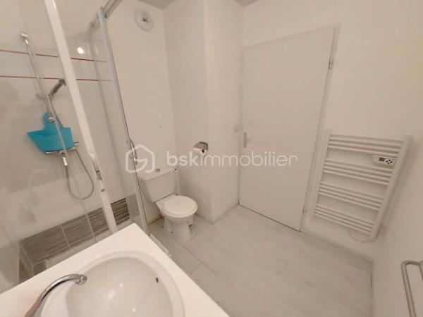 EXCLUSIVITÉ – ROUEN SAINT-GERVAIS | Studio d'exception dans un secteur très recherché !

Bien rare à la vente ! Situé dans le très prisé Quartier SAINT-GERVAIS, l'un des secteurs les plus recherchés et les plus cotés de Rouen, ce studio de 19,77 m² représente une opportunité idéale pour un investissement locatif, notamment étudiant.
Au 3ᵉ et dernier étage avec ASCENSSEUR, il offre une agréable pièce de vie entièrement aménagée avec son espace cuisine fonctionnel, ainsi qu'une VUE PANORAMIQUE qui apporte luminosité et confort au quotidien.
La résidence, sécurisée et parfaitement entretenue, bénéficie de prestations particulièrement appréciées : gardien, laverie, local à vélos, local poubelle et PLACE DE PARKING PRIVATIVE EN SOUS-SOL, des atouts rares qui séduisent aussi bien les occupants que les investisseurs.
Autre point fort : aucun travaux à prévoir. Le studio est vendu entièrement aménagé, prêt à être occupé ou loué immédiatement.
Enfin, sa bonne classification énergétique constitue un véritable avantage, garantissant un investissement pérenne et conforme aux attentes actuelles du marché.

Les + :

Quartier Saint-Gervais, l'un des plus recherchés de Rouen.
Résidence sécurisée avec gardien.
3ᵉ et dernier étage avec ascenseur.
Vue panoramique.
Studio entièrement aménagé.
Double vitrage PVC
Bonne performance énergétique.
Laverie et local vélos dans la résidence.
Place de parking privative en sous-sol.
Aucun travaux à prévoir.
Arrêt de bus à proximité (15)
Idéal pour un investissement locatif étudiant ou un premier achat.

Une opportunité rare sur le secteur à découvrir sans tarder ! Une visite s'impose !