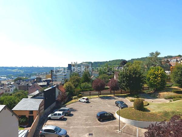 EXCLUSIVITÉ – ROUEN SAINT-GERVAIS | Studio d'exception dans un secteur très recherché !

Bien rare à la vente ! Situé dans le très prisé Quartier SAINT-GERVAIS, l'un des secteurs les plus recherchés et les plus cotés de Rouen, ce studio de 19,77 m² représente une opportunité idéale pour un investissement locatif, notamment étudiant.
Au 3ᵉ et dernier étage avec ASCENSSEUR, il offre une agréable pièce de vie entièrement aménagée avec son espace cuisine fonctionnel, ainsi qu'une VUE PANORAMIQUE qui apporte luminosité et confort au quotidien.
La résidence, sécurisée et parfaitement entretenue, bénéficie de prestations particulièrement appréciées : gardien, laverie, local à vélos, local poubelle et PLACE DE PARKING PRIVATIVE EN SOUS-SOL, des atouts rares qui séduisent aussi bien les occupants que les investisseurs.
Autre point fort : aucun travaux à prévoir. Le studio est vendu entièrement aménagé, prêt à être occupé ou loué immédiatement.
Enfin, sa bonne classification énergétique constitue un véritable avantage, garantissant un investissement pérenne et conforme aux attentes actuelles du marché.

Les + :

Quartier Saint-Gervais, l'un des plus recherchés de Rouen.
Résidence sécurisée avec gardien.
3ᵉ et dernier étage avec ascenseur.
Vue panoramique.
Studio entièrement aménagé.
Double vitrage PVC
Bonne performance énergétique.
Laverie et local vélos dans la résidence.
Place de parking privative en sous-sol.
Aucun travaux à prévoir.
Arrêt de bus à proximité (15)
Idéal pour un investissement locatif étudiant ou un premier achat.

Une opportunité rare sur le secteur à découvrir sans tarder ! Une visite s'impose !