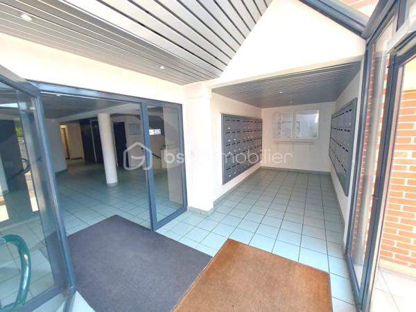 EXCLUSIVITÉ – ROUEN SAINT-GERVAIS | Studio d'exception dans un secteur très recherché !

Bien rare à la vente ! Situé dans le très prisé Quartier SAINT-GERVAIS, l'un des secteurs les plus recherchés et les plus cotés de Rouen, ce studio de 19,77 m² représente une opportunité idéale pour un investissement locatif, notamment étudiant.
Au 3ᵉ et dernier étage avec ASCENSSEUR, il offre une agréable pièce de vie entièrement aménagée avec son espace cuisine fonctionnel, ainsi qu'une VUE PANORAMIQUE qui apporte luminosité et confort au quotidien.
La résidence, sécurisée et parfaitement entretenue, bénéficie de prestations particulièrement appréciées : gardien, laverie, local à vélos, local poubelle et PLACE DE PARKING PRIVATIVE EN SOUS-SOL, des atouts rares qui séduisent aussi bien les occupants que les investisseurs.
Autre point fort : aucun travaux à prévoir. Le studio est vendu entièrement aménagé, prêt à être occupé ou loué immédiatement.
Enfin, sa bonne classification énergétique constitue un véritable avantage, garantissant un investissement pérenne et conforme aux attentes actuelles du marché.

Les + :

Quartier Saint-Gervais, l'un des plus recherchés de Rouen.
Résidence sécurisée avec gardien.
3ᵉ et dernier étage avec ascenseur.
Vue panoramique.
Studio entièrement aménagé.
Double vitrage PVC
Bonne performance énergétique.
Laverie et local vélos dans la résidence.
Place de parking privative en sous-sol.
Aucun travaux à prévoir.
Arrêt de bus à proximité (15)
Idéal pour un investissement locatif étudiant ou un premier achat.

Une opportunité rare sur le secteur à découvrir sans tarder ! Une visite s'impose !