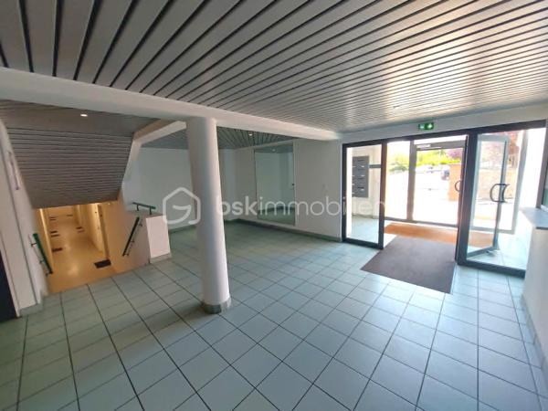 EXCLUSIVITÉ – ROUEN SAINT-GERVAIS | Studio d'exception dans un secteur très recherché !

Bien rare à la vente ! Situé dans le très prisé Quartier SAINT-GERVAIS, l'un des secteurs les plus recherchés et les plus cotés de Rouen, ce studio de 19,77 m² représente une opportunité idéale pour un investissement locatif, notamment étudiant.
Au 3ᵉ et dernier étage avec ASCENSSEUR, il offre une agréable pièce de vie entièrement aménagée avec son espace cuisine fonctionnel, ainsi qu'une VUE PANORAMIQUE qui apporte luminosité et confort au quotidien.
La résidence, sécurisée et parfaitement entretenue, bénéficie de prestations particulièrement appréciées : gardien, laverie, local à vélos, local poubelle et PLACE DE PARKING PRIVATIVE EN SOUS-SOL, des atouts rares qui séduisent aussi bien les occupants que les investisseurs.
Autre point fort : aucun travaux à prévoir. Le studio est vendu entièrement aménagé, prêt à être occupé ou loué immédiatement.
Enfin, sa bonne classification énergétique constitue un véritable avantage, garantissant un investissement pérenne et conforme aux attentes actuelles du marché.

Les + :

Quartier Saint-Gervais, l'un des plus recherchés de Rouen.
Résidence sécurisée avec gardien.
3ᵉ et dernier étage avec ascenseur.
Vue panoramique.
Studio entièrement aménagé.
Double vitrage PVC
Bonne performance énergétique.
Laverie et local vélos dans la résidence.
Place de parking privative en sous-sol.
Aucun travaux à prévoir.
Arrêt de bus à proximité (15)
Idéal pour un investissement locatif étudiant ou un premier achat.

Une opportunité rare sur le secteur à découvrir sans tarder ! Une visite s'impose !