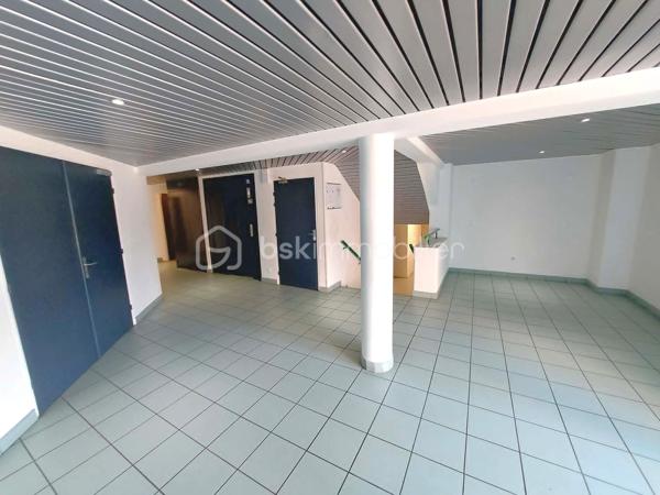 EXCLUSIVITÉ – ROUEN SAINT-GERVAIS | Studio d'exception dans un secteur très recherché !

Bien rare à la vente ! Situé dans le très prisé Quartier SAINT-GERVAIS, l'un des secteurs les plus recherchés et les plus cotés de Rouen, ce studio de 19,77 m² représente une opportunité idéale pour un investissement locatif, notamment étudiant.
Au 3ᵉ et dernier étage avec ASCENSSEUR, il offre une agréable pièce de vie entièrement aménagée avec son espace cuisine fonctionnel, ainsi qu'une VUE PANORAMIQUE qui apporte luminosité et confort au quotidien.
La résidence, sécurisée et parfaitement entretenue, bénéficie de prestations particulièrement appréciées : gardien, laverie, local à vélos, local poubelle et PLACE DE PARKING PRIVATIVE EN SOUS-SOL, des atouts rares qui séduisent aussi bien les occupants que les investisseurs.
Autre point fort : aucun travaux à prévoir. Le studio est vendu entièrement aménagé, prêt à être occupé ou loué immédiatement.
Enfin, sa bonne classification énergétique constitue un véritable avantage, garantissant un investissement pérenne et conforme aux attentes actuelles du marché.

Les + :

Quartier Saint-Gervais, l'un des plus recherchés de Rouen.
Résidence sécurisée avec gardien.
3ᵉ et dernier étage avec ascenseur.
Vue panoramique.
Studio entièrement aménagé.
Double vitrage PVC
Bonne performance énergétique.
Laverie et local vélos dans la résidence.
Place de parking privative en sous-sol.
Aucun travaux à prévoir.
Arrêt de bus à proximité (15)
Idéal pour un investissement locatif étudiant ou un premier achat.

Une opportunité rare sur le secteur à découvrir sans tarder ! Une visite s'impose !