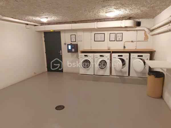 EXCLUSIVITÉ – ROUEN SAINT-GERVAIS | Studio d'exception dans un secteur très recherché !

Bien rare à la vente ! Situé dans le très prisé Quartier SAINT-GERVAIS, l'un des secteurs les plus recherchés et les plus cotés de Rouen, ce studio de 19,77 m² représente une opportunité idéale pour un investissement locatif, notamment étudiant.
Au 3ᵉ et dernier étage avec ASCENSSEUR, il offre une agréable pièce de vie entièrement aménagée avec son espace cuisine fonctionnel, ainsi qu'une VUE PANORAMIQUE qui apporte luminosité et confort au quotidien.
La résidence, sécurisée et parfaitement entretenue, bénéficie de prestations particulièrement appréciées : gardien, laverie, local à vélos, local poubelle et PLACE DE PARKING PRIVATIVE EN SOUS-SOL, des atouts rares qui séduisent aussi bien les occupants que les investisseurs.
Autre point fort : aucun travaux à prévoir. Le studio est vendu entièrement aménagé, prêt à être occupé ou loué immédiatement.
Enfin, sa bonne classification énergétique constitue un véritable avantage, garantissant un investissement pérenne et conforme aux attentes actuelles du marché.

Les + :

Quartier Saint-Gervais, l'un des plus recherchés de Rouen.
Résidence sécurisée avec gardien.
3ᵉ et dernier étage avec ascenseur.
Vue panoramique.
Studio entièrement aménagé.
Double vitrage PVC
Bonne performance énergétique.
Laverie et local vélos dans la résidence.
Place de parking privative en sous-sol.
Aucun travaux à prévoir.
Arrêt de bus à proximité (15)
Idéal pour un investissement locatif étudiant ou un premier achat.

Une opportunité rare sur le secteur à découvrir sans tarder ! Une visite s'impose !