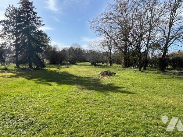 Ensemble immobilier à vendre à Sainte-Eulalie (33560) en Gironde (33), sur  beau terrain de 657...