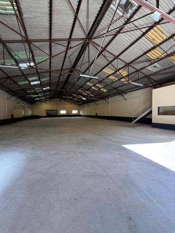 Entrepôt de 700m² idéalement située au centre de Tarbes