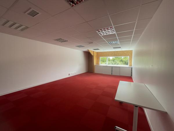 Bureaux à louer avec stockage à Pontchâteau dans immeuble indépendant
