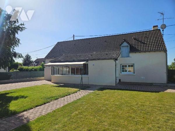 Une maison de plain-pied avec jardin et garage indépendant offrant séjour, cuisine, véranda , t...