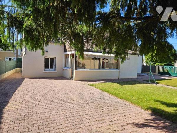 Une maison de plain-pied avec jardin et garage indépendant offrant séjour, cuisine, véranda , t...