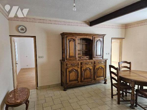 Une maison de plain-pied avec jardin et garage indépendant offrant séjour, cuisine, véranda , t...