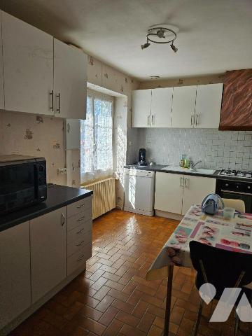 Une maison de plain-pied avec jardin et garage indépendant offrant séjour, cuisine, véranda , t...