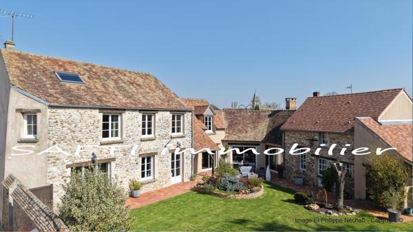 Maison de charme en pierre avec 298m2 habitables, 5 chambres, 3wc, 3 salles d’eau, jardin clos et paysagé .