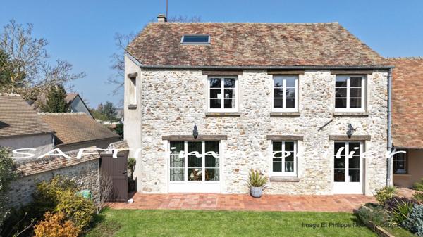 Maison de charme en pierre avec 298m2 habitables, 5 chambres, 3wc, 3 salles d’eau, jardin clos et paysagé .