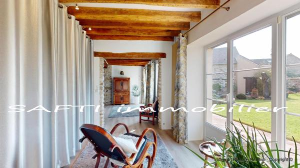 Maison de charme en pierre avec 298m2 habitables, 5 chambres, 3wc, 3 salles d’eau, jardin clos et paysagé .
