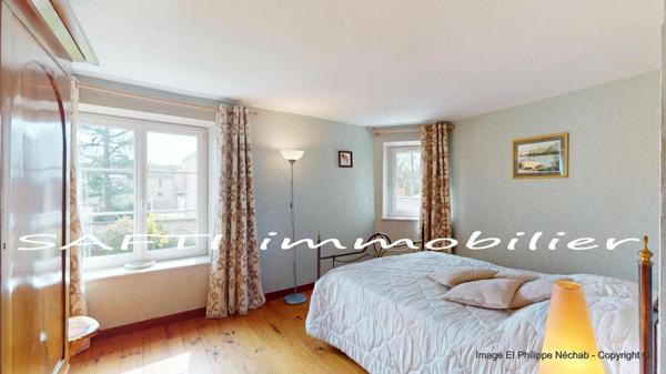 Maison de charme en pierre avec 298m2 habitables, 5 chambres, 3wc, 3 salles d’eau, jardin clos et paysagé .