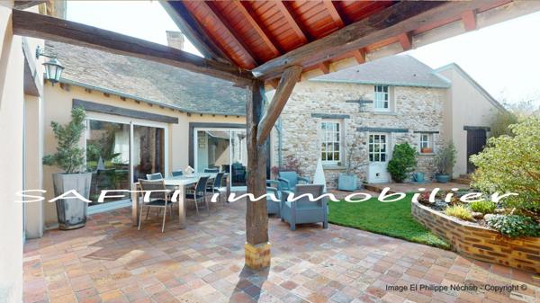 Maison de charme en pierre avec 298m2 habitables, 5 chambres, 3wc, 3 salles d’eau, jardin clos et paysagé .