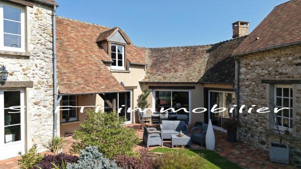 Maison de charme en pierre avec 298m2 habitables, 5 chambres, 3wc, 3 salles d’eau, jardin clos et paysagé .