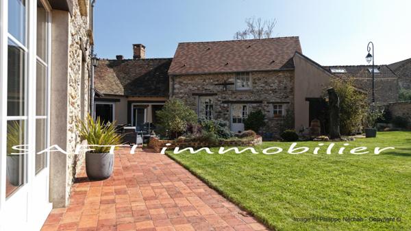 Maison de charme en pierre avec 298m2 habitables, 5 chambres, 3wc, 3 salles d’eau, jardin clos et paysagé .