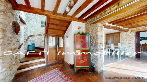 Maison de charme en pierre avec 298m2 habitables, 5 chambres, 3wc, 3 salles d’eau, jardin clos et paysagé .
