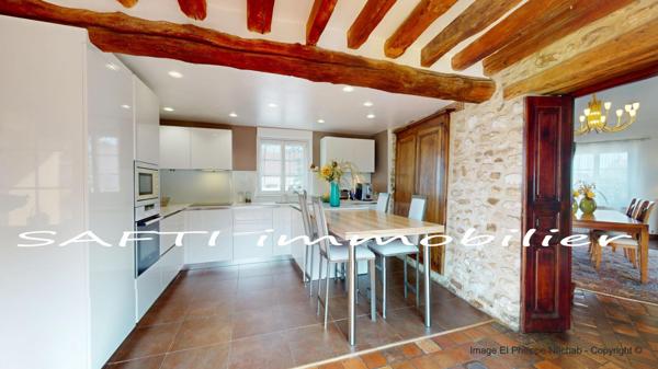 Maison de charme en pierre avec 298m2 habitables, 5 chambres, 3wc, 3 salles d’eau, jardin clos et paysagé .