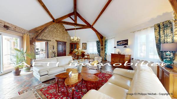 Maison de charme en pierre avec 298m2 habitables, 5 chambres, 3wc, 3 salles d’eau, jardin clos et paysagé .