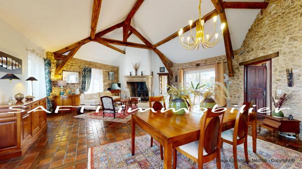 Maison de charme en pierre avec 298m2 habitables, 5 chambres, 3wc, 3 salles d’eau, jardin clos et paysagé .