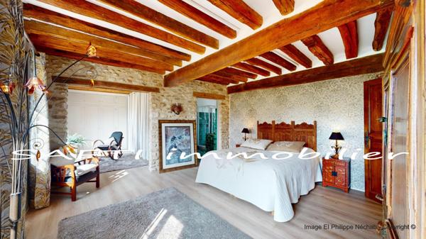 Maison de charme en pierre avec 298m2 habitables, 5 chambres, 3wc, 3 salles d’eau, jardin clos et paysagé .