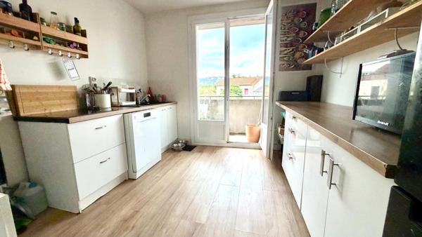 Appartement traversant de 70 m2 T4 avec balcon et garage