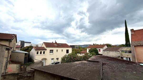 Appartement traversant de 70 m2 T4 avec balcon et garage