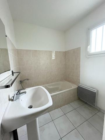 Maison 3 Chambres avec Terrasse et Garage,  
La rochelle 17000