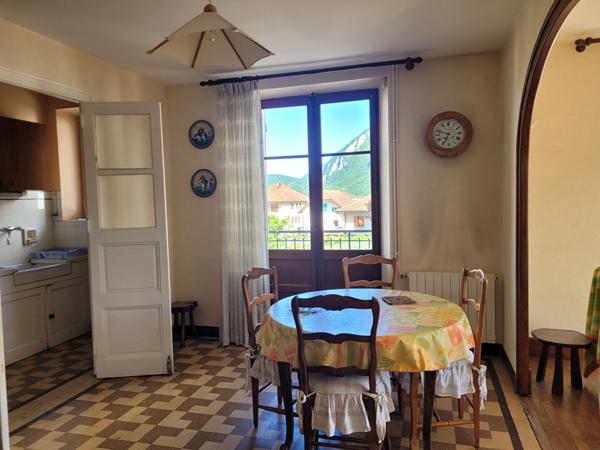 FAVERGES. APPARTEMENT 3 PIECES AVEC CAVE ET GARAGE