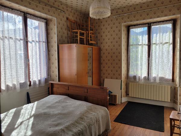 FAVERGES. APPARTEMENT 3 PIECES AVEC CAVE ET GARAGE