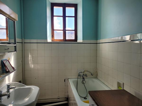 FAVERGES. APPARTEMENT 3 PIECES AVEC CAVE ET GARAGE