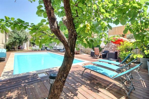 MARSEILLE 10 - SECTEUR LARRAT / ROMAIN ROLLAND - MAISON PRINCIPALE - 2 MAISONS DE PLAIN-PIED INDEPENDANTES - PISCINE - JARDIN - AU CALME ABSOLU -