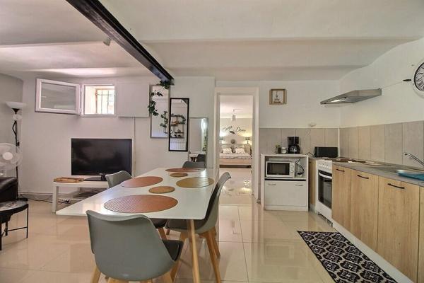 MARSEILLE 10 - SECTEUR LARRAT / ROMAIN ROLLAND - MAISON PRINCIPALE - 2 MAISONS DE PLAIN-PIED INDEPENDANTES - PISCINE - JARDIN - AU CALME ABSOLU -