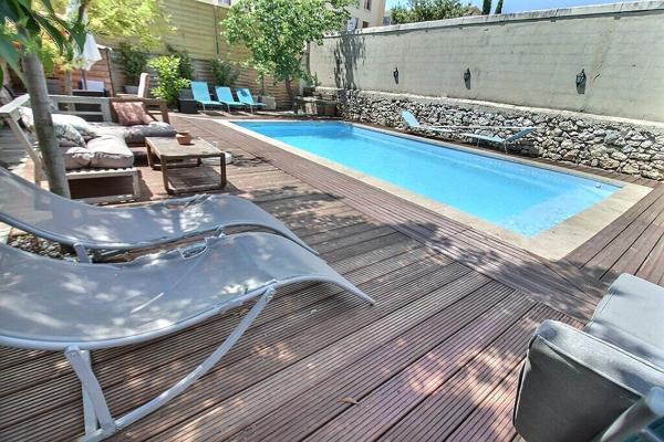 MARSEILLE 10 - SECTEUR LARRAT / ROMAIN ROLLAND - MAISON PRINCIPALE - 2 MAISONS DE PLAIN-PIED INDEPENDANTES - PISCINE - JARDIN - AU CALME ABSOLU -