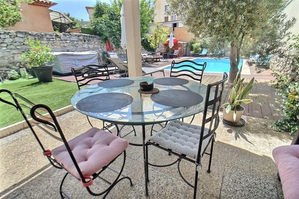 MARSEILLE 10 - SECTEUR LARRAT / ROMAIN ROLLAND - MAISON PRINCIPALE - 2 MAISONS DE PLAIN-PIED INDEPENDANTES - PISCINE - JARDIN - AU CALME ABSOLU -