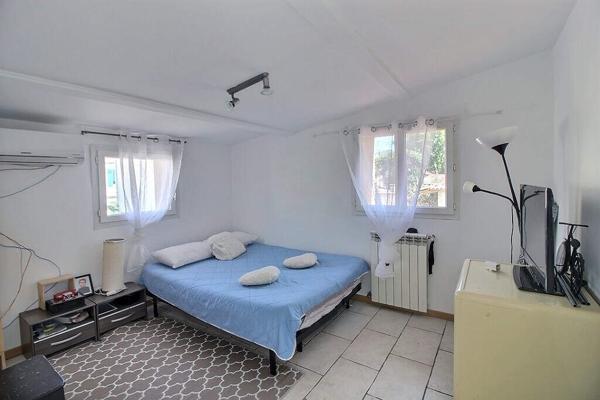MARSEILLE 10 - SECTEUR LARRAT / ROMAIN ROLLAND - MAISON PRINCIPALE - 2 MAISONS DE PLAIN-PIED INDEPENDANTES - PISCINE - JARDIN - AU CALME ABSOLU -