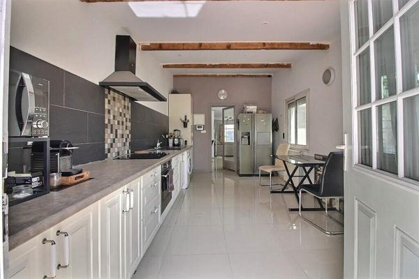 MARSEILLE 10 - SECTEUR LARRAT / ROMAIN ROLLAND - MAISON PRINCIPALE - 2 MAISONS DE PLAIN-PIED INDEPENDANTES - PISCINE - JARDIN - AU CALME ABSOLU -
